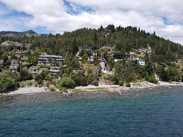 50 metros de playa propia sobre el lago Nahuel Huapi.