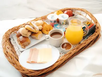 Desayuno opcional: disponible con costo adicional y entregado en la habitación. - foto 2