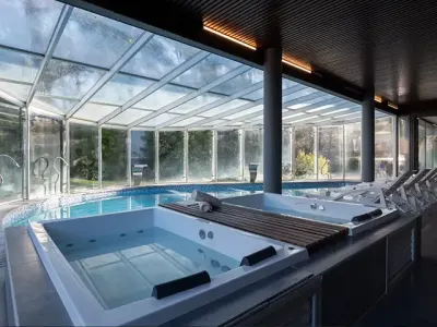 Spa: piscina cubierta climatizada, jacuzzis, sauna húmedo, sauna seco y spa de pies. - foto 1