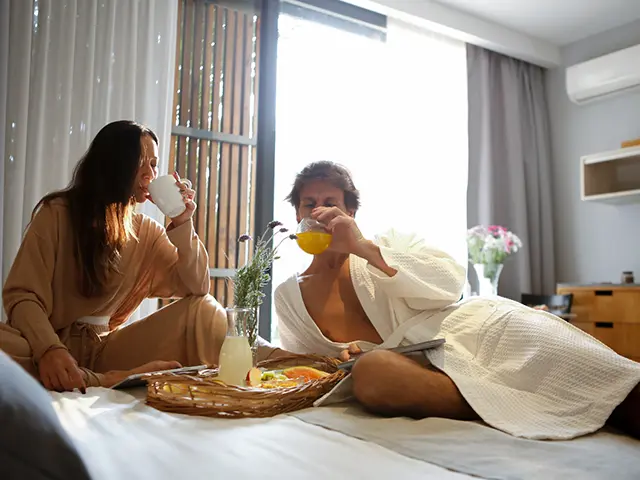 Desayuno opcional: disponible con costo adicional y entregado en la habitación.