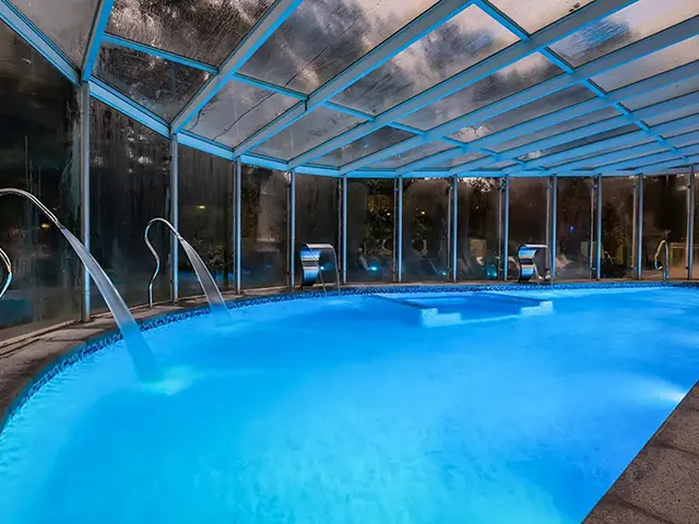 Spa: piscina cubierta climatizada, jacuzzis, sauna húmedo, sauna seco y spa de pies.