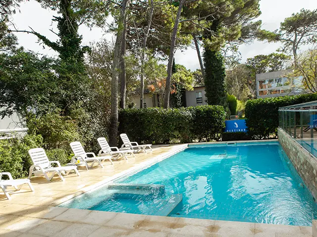 Piscina descubierta con solárium, disponible de noviembre a marzo inclusive.